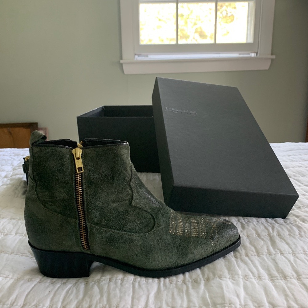 Green Suede boots - Sz 8 (Italian, never worn)
